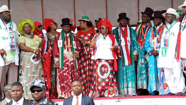Patience Jonathan flanked by her husband, Dr Goodluck Jonathan and other leaders of the PDP