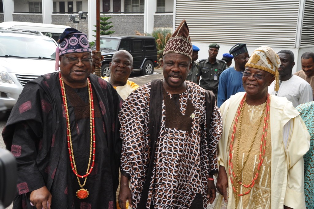 Alake/ Awujale Face-Off: Amosun Sues For Peace, Reconciles Monarchs